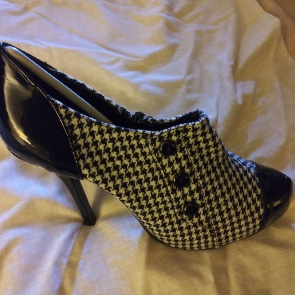 Shoes - Picture 7 of 8